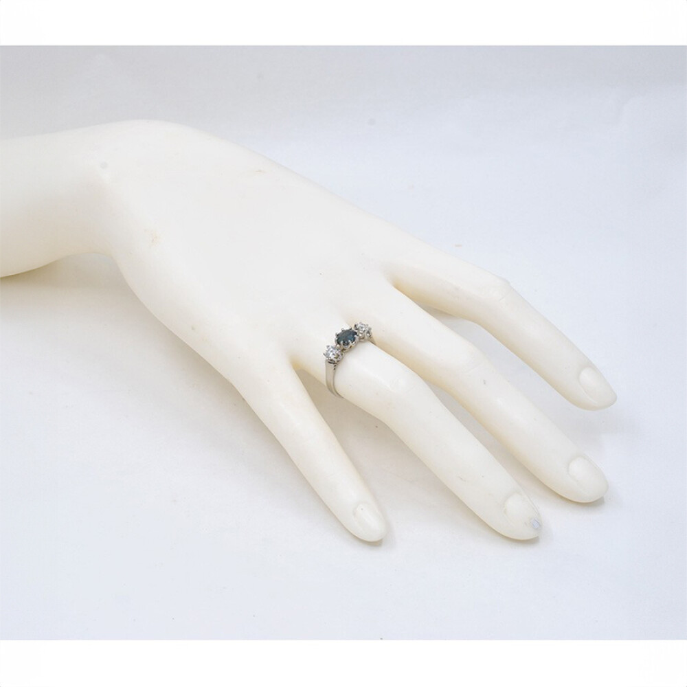 Anillo Estilo Antiguo En Platino Con Brillantes Laterales Y Zafiro Central Anillo Estilo Antiguo En Platino Con Brillantes Laterales Y Zafiro Central