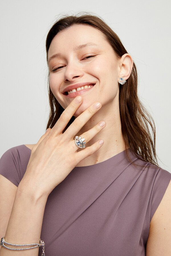 ANILLO EN ALEACIÓN DE METALES BAÑADO EN PLATA DE LEY EN FORMA DE OJO CON CRISTAL FACETADO AZUL Anillo