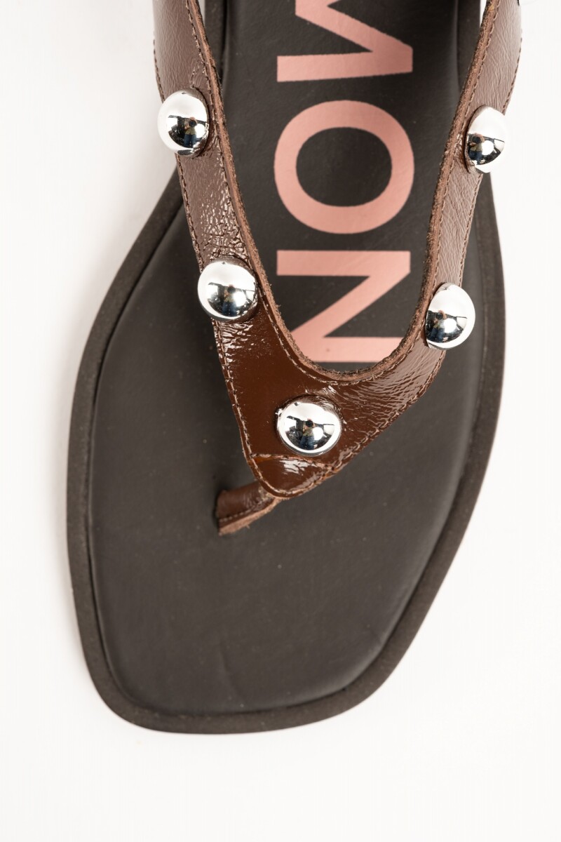Sandalia Ojota Tachas Chocolate