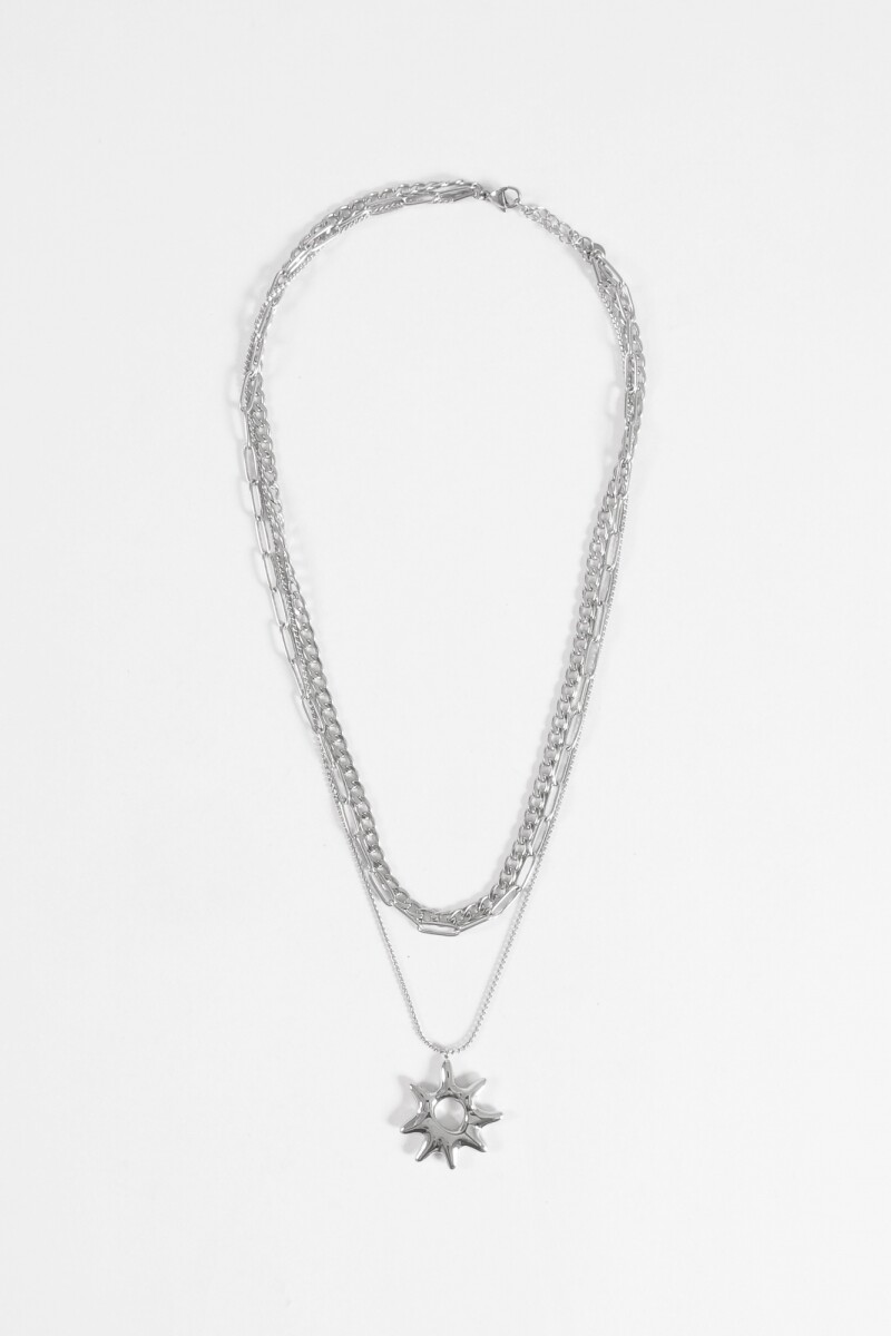 Collar triple cadena dije sol acero plateado