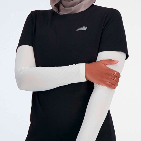 Remera Sport Essentials Heathertech de Mujer Negro