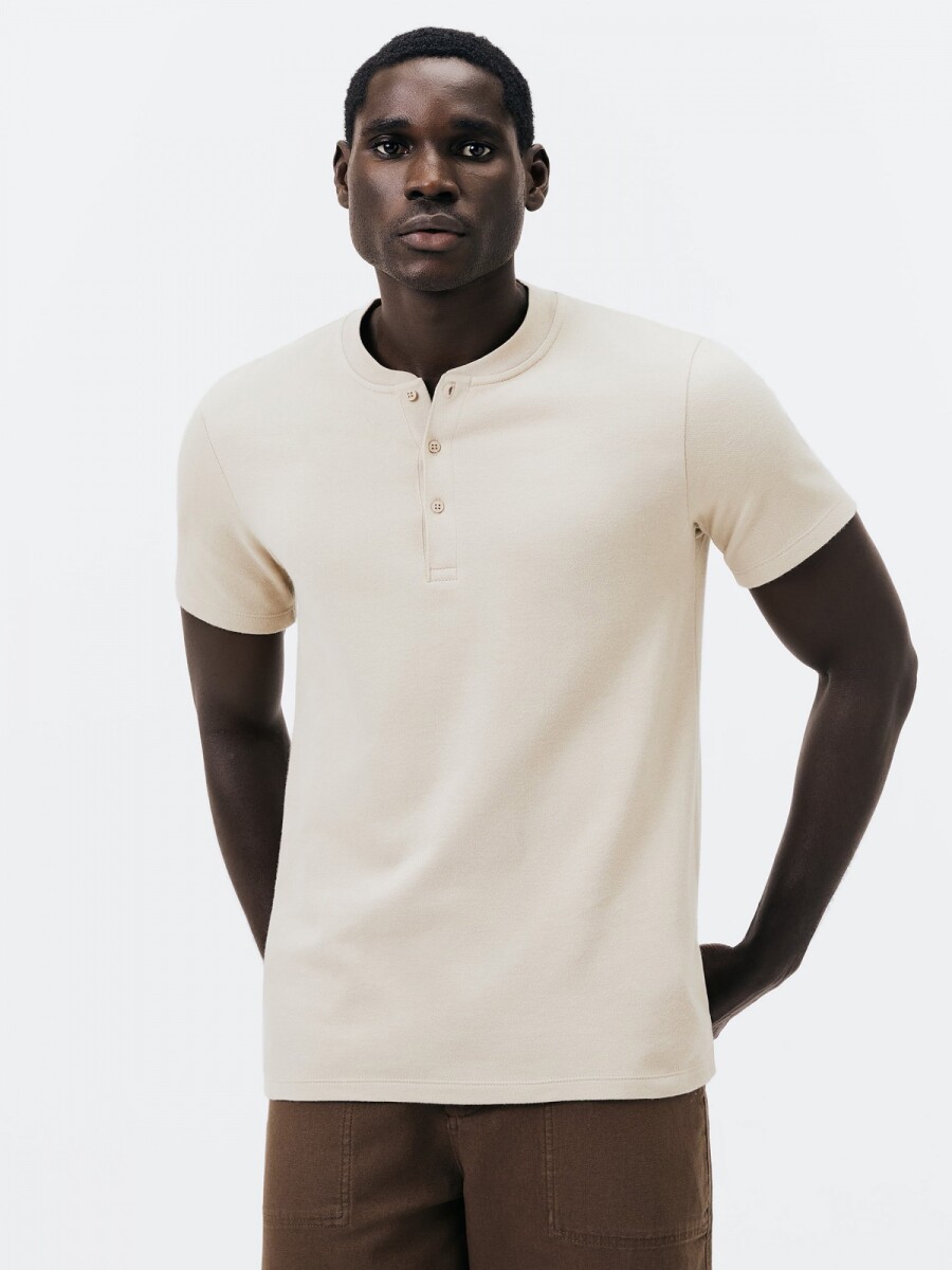 CAMISETA BÁSICA DE BOTONES - BEIGE 