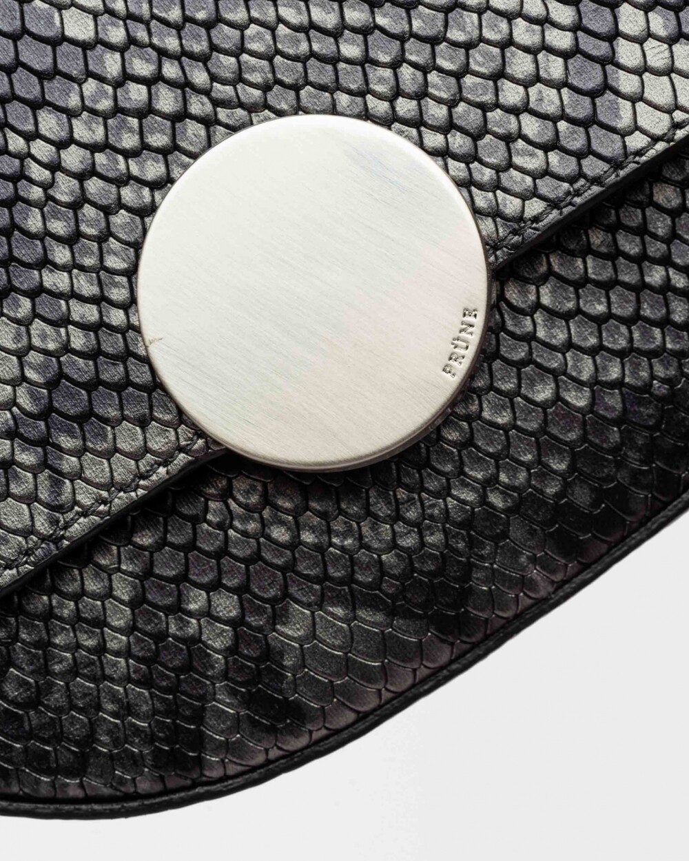 Mini Bag The Circle En Cuero Grabado Snake Metalizado Gris