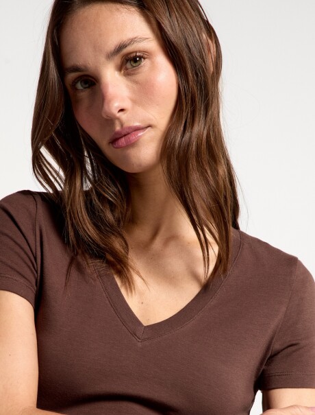 CAMISETA BÁSICA SLIM CUELLO EN V MARRÓN