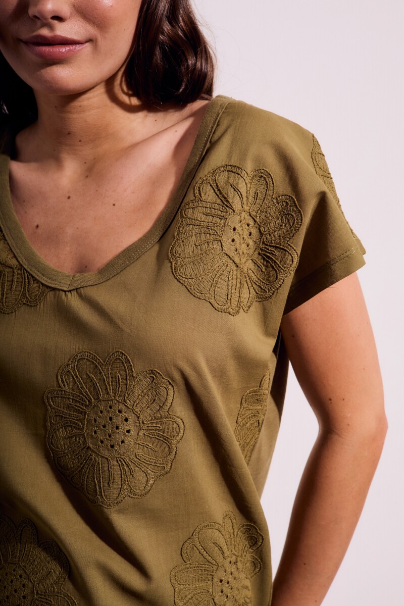 Remera Bordada Alodón Flame Oliva