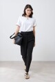 Pantalón sastrero con pinzas y cinturón negro