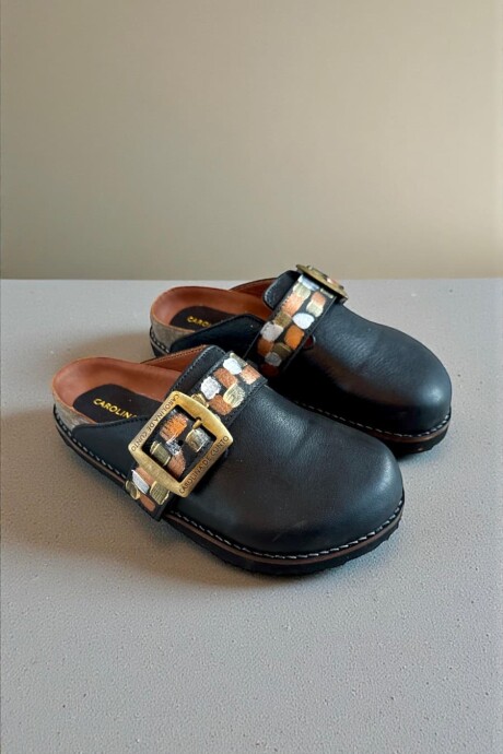 Sandalias SAKI Negras Línea Ottenta Con Hebilla Y Arte Carolina De Cunto Pintado A Mano Sandalias SAKI Negras Línea Ottenta Con Hebilla Y Arte Carolina De Cunto Pintado A Mano