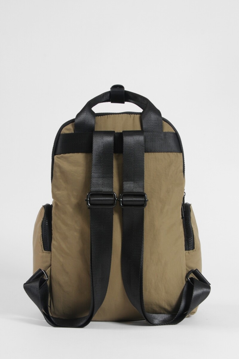Mochila porta laptop con llavero verde