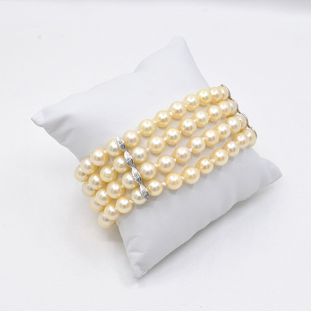 Pulsera Perlas De Cultivo 4 Hilos Con Broche En Oro 18K Blanco, Pasadores, Brillantes Y Esmeraldas. Pulsera Perlas De Cultivo 4 Hilos Con Broche En Oro 18K Blanco, Pasadores, Brillantes Y Esmeraldas.