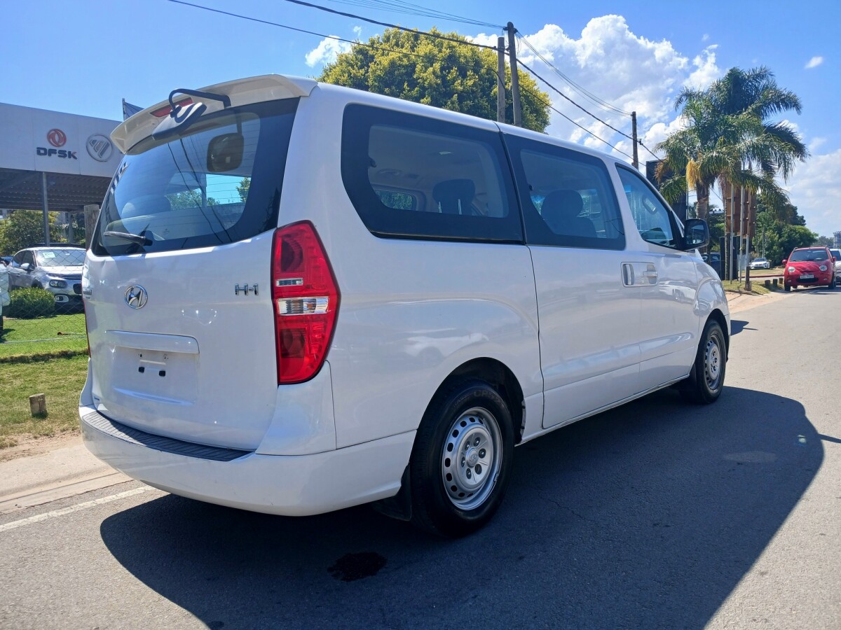 Hyundai H-1 Minibus 2.4 12 Pasajeros Extra Full Hyundai H-1 Minibus 2.4 12 Pasajeros Extra Full