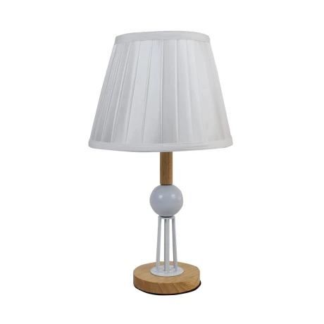 Lámpara de mesa con base de madera y metal calada Lámpara de mesa con base de madera y metal calada