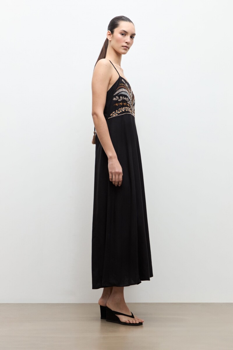 Maxi vestido con bordado negro