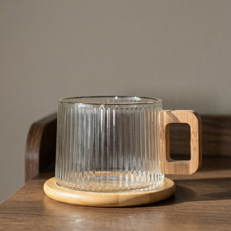 Taza de vidrio acanalada con asa de madera Nórdica 250ml Taza de vidrio acanalada con asa de madera Nórdica 250ml
