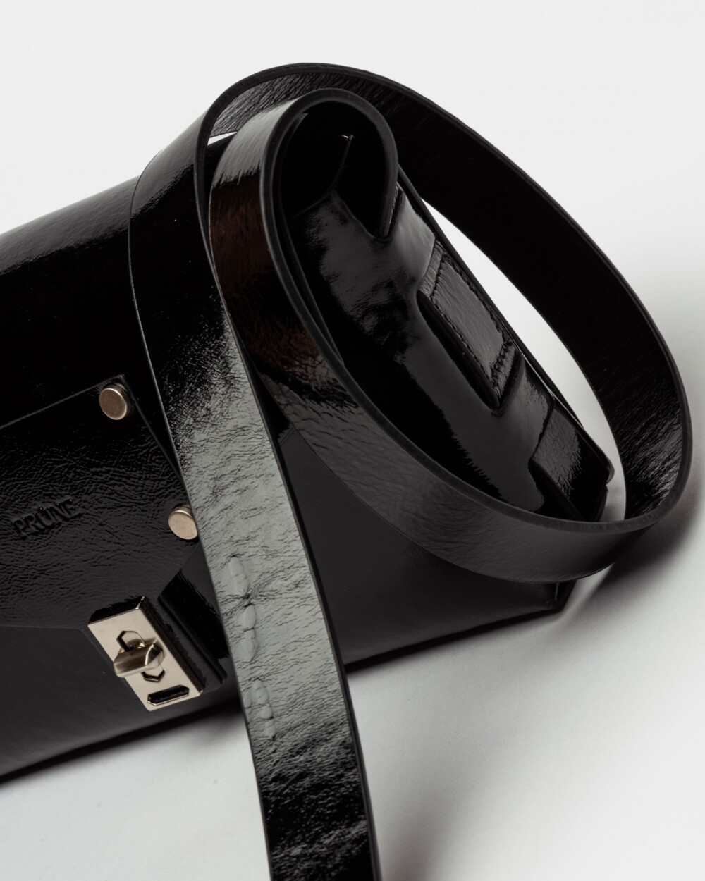 Bandolera Palma En Cuero Charol Arrugado Negro