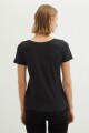 Remera escote V negro