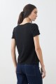 Remera escote en V negro