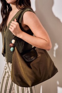Cartera Con Charm Oliva