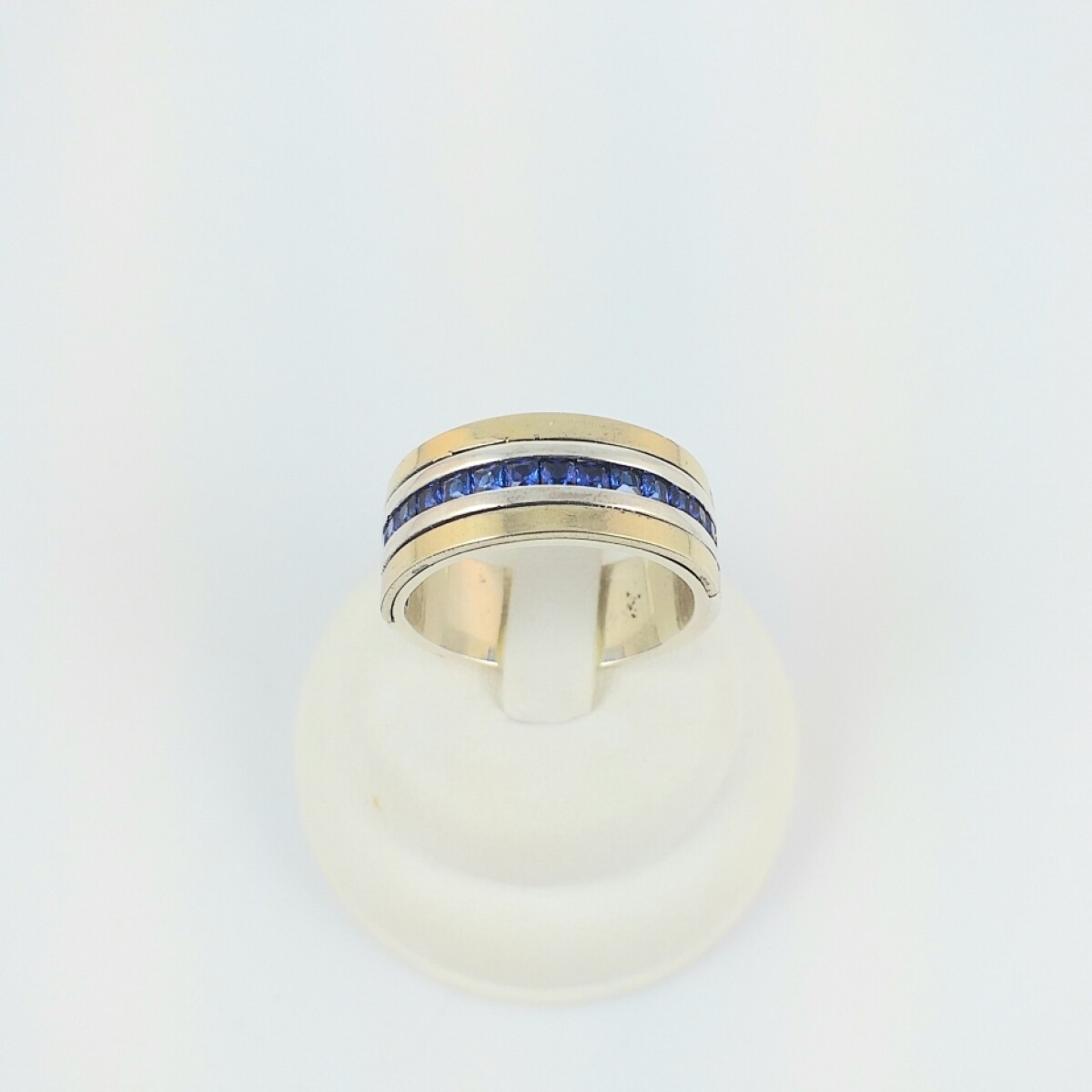 Anillo de plata 925 con circonias azules al centro y bordes en double de oro 18 ktes. Ancho 9 mm, diámetro interno 18.5 mm. 