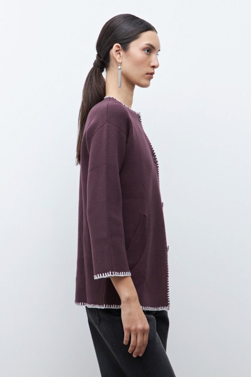 Sacón con bordado en contraste ciruela