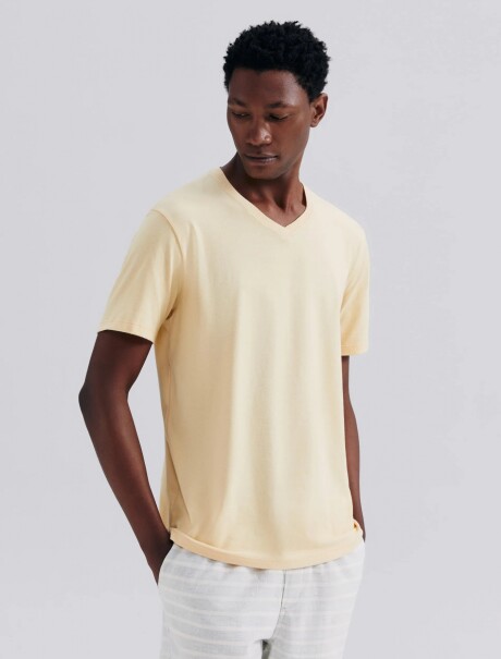 CAMISETA BÁSICA MANGA CORTA CUELLO EN V AMARILLO