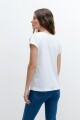 Remera escote V con bordados blanco