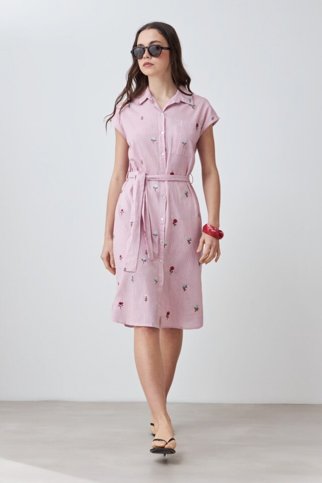 Vestido rayado con bordados florales rosa