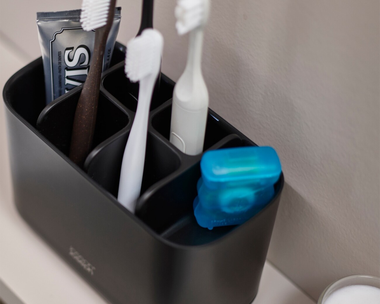 Organizador Grande para Cepillos de Dientes Joseph Joseph EasyStore™ Negro Mate - PREVENTA Organizador Grande para Cepillos de Dientes Joseph Joseph EasyStore™ Negro Mate - PREVENTA