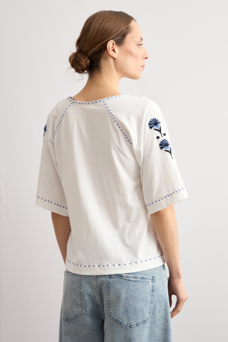 Remera bordado floral blanco