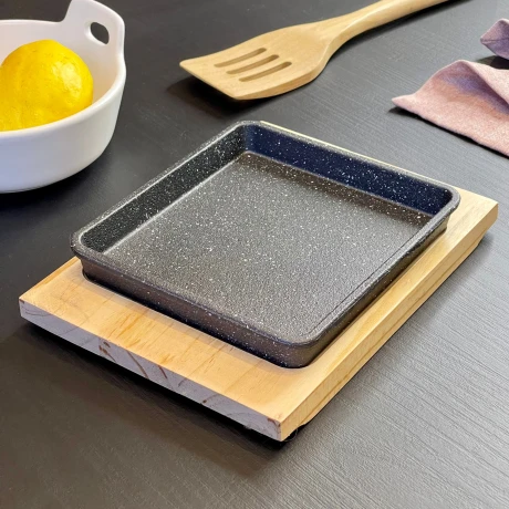 Plancha Hierro Fundido C/Base Madera 23cm x 17cm x 4cm Plancha Hierro Fundido C/Base Madera 23cm x 17cm x 4cm