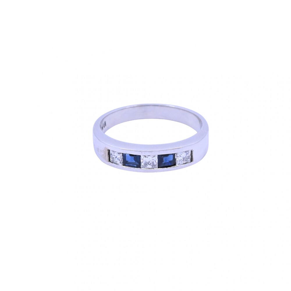 Anillo medio sin fin oro 18 k blanco, engarce carril con brillantes y zafiros azules. Anillo medio sin fin oro 18 k blanco, engarce carril con brillantes y zafiros azules.