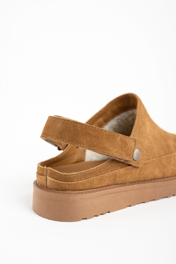 Zueco Gamuza Con Corderito Camel