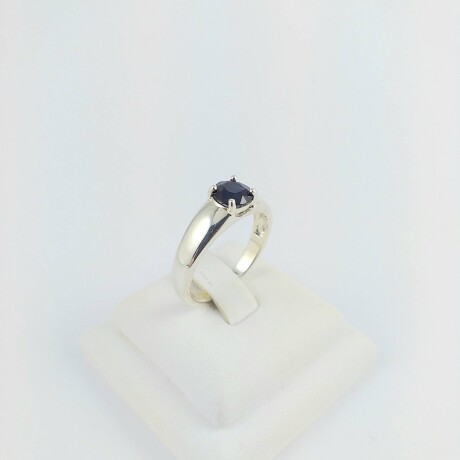 Anillo de plata 925, con Zafiro azul natural con engarce de cuatro puntas de 6mm, diámetro interno 17mm, medida #15 Anillo de plata 925, con Zafiro azul natural con engarce de cuatro puntas de 6mm, diámetro interno 17mm, medida #15
