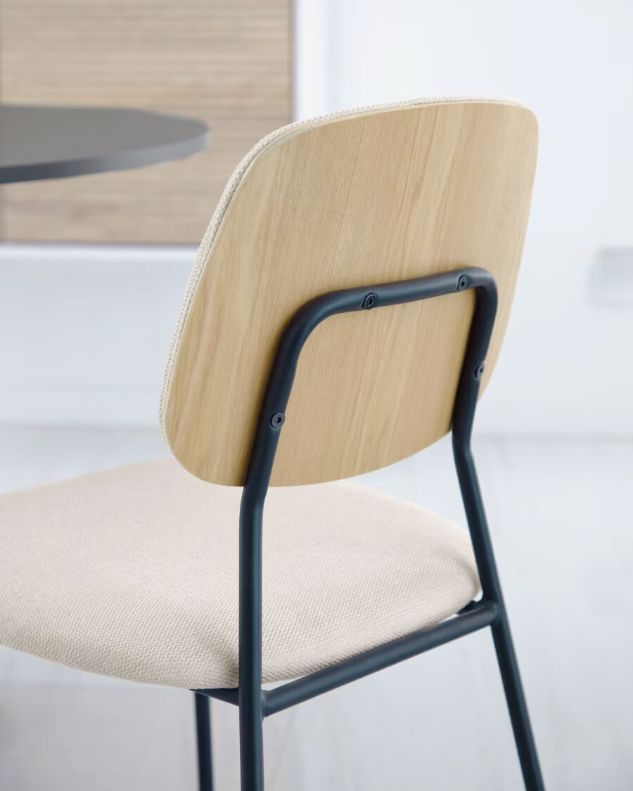 Silla apilable Benilda beige, chapa de roble y acero con acabado negro Silla apilable Benilda beige, chapa de roble y acero con acabado negro