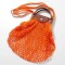 Cartera de red confeccionada en algodón, de diseño práctico y original con solapa y asas de cuero Naranja
