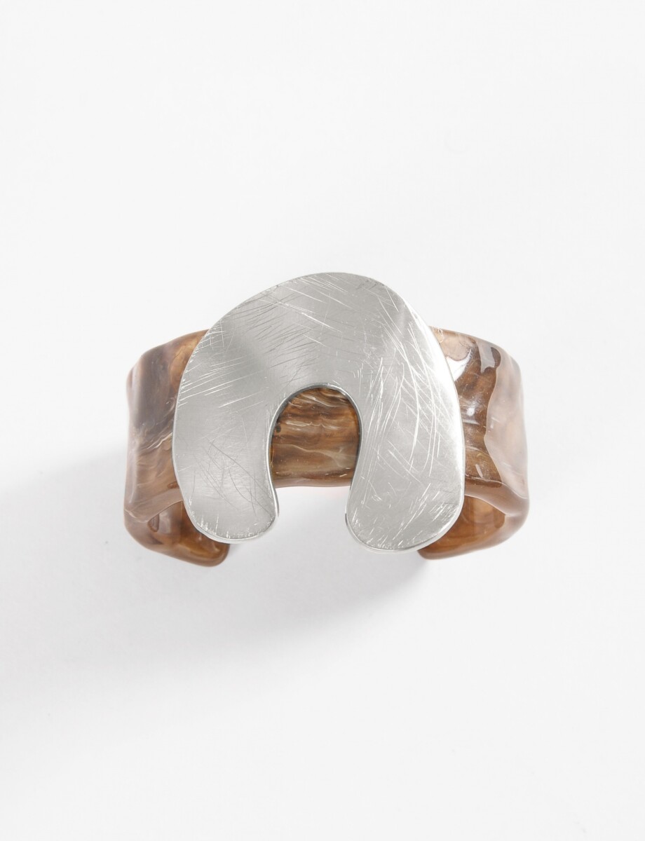 Pulsera cuff acrílico dije metálico wavy - plateado 