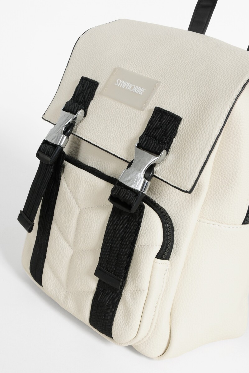 Mochila con broches crudo