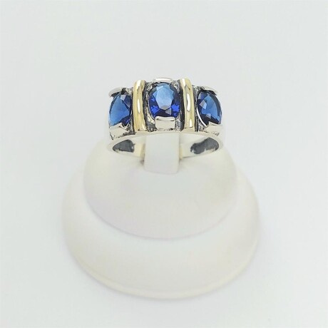 Anillo de plata 925, con 3 circonias ovales imitación zafiro azul y trabas en double de oro 18 ktes. Anillo de plata 925, con 3 circonias ovales imitación zafiro azul y trabas en double de oro 18 ktes.