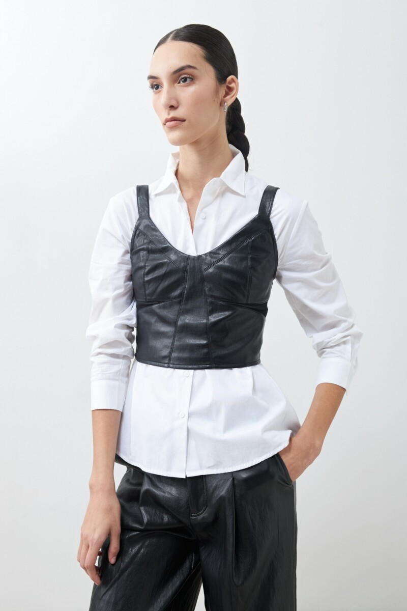 Top eco cuero con cortes y tul negro