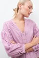 Blusa romántica con bordados lavanda