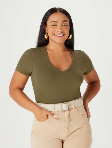 CAMISETA BÁSICA MANGA CORTA CUELLO EN V VERDE MUSGO