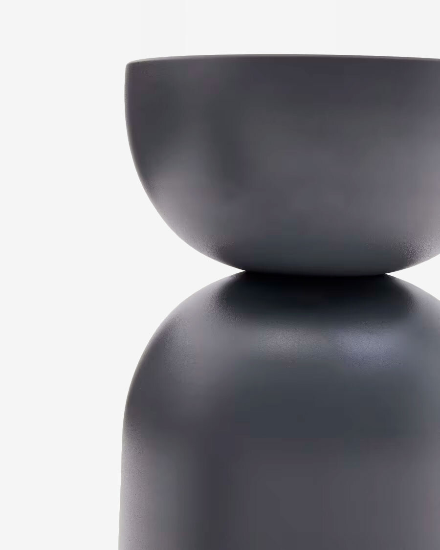 Side table Rachell made of metal with a grey painted finish Ø30 cm Side table Rachell made of metal with a grey painted finish Ø30 cm