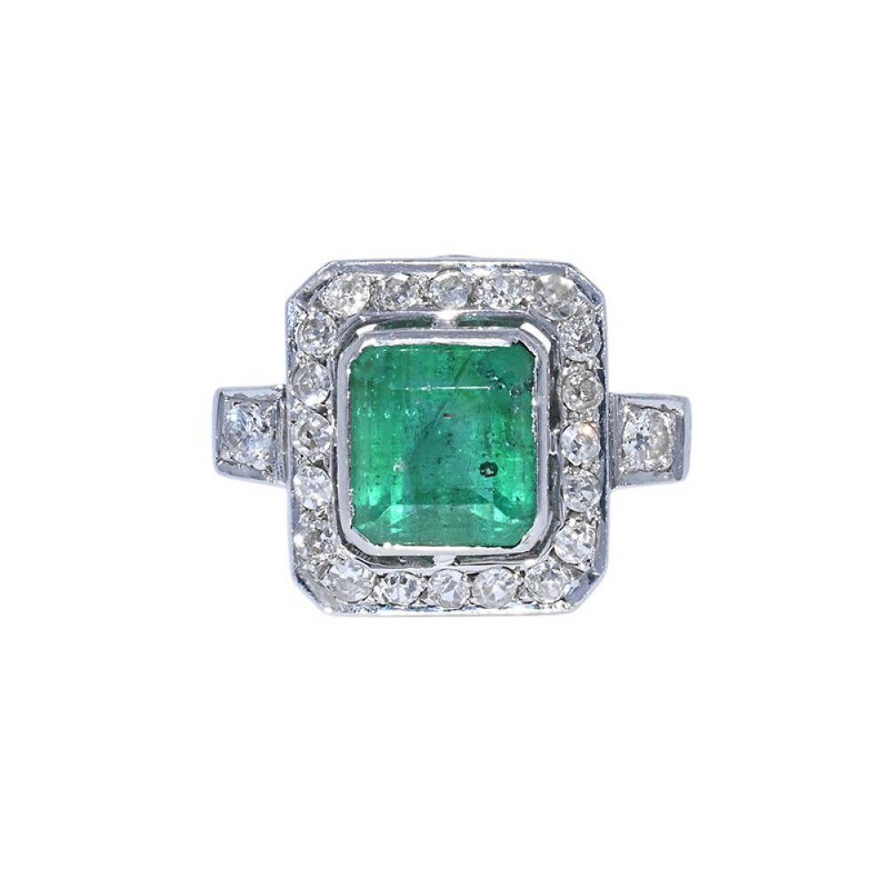 Anillo Oro 18 k blanco con esmeralda central y brillantes. Anillo Oro 18 k blanco con esmeralda central y brillantes.