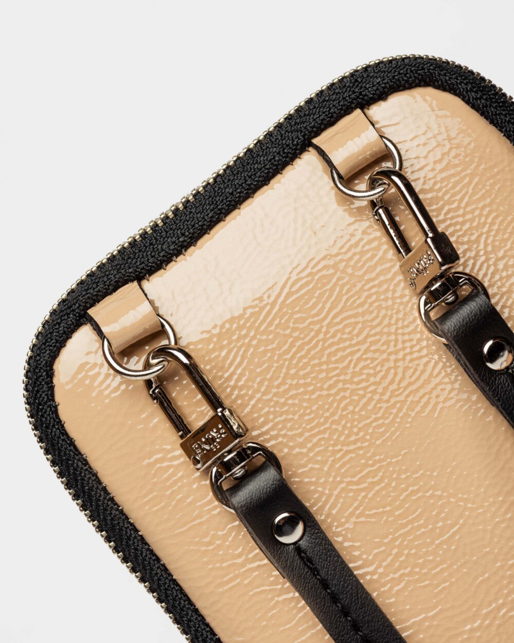 Porta celular Pia en cuero charol arrugado Camel