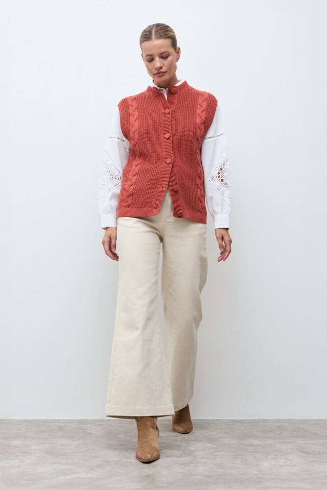 Chaleco tejido abotonado lacre