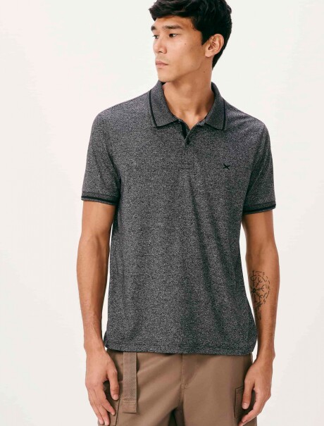 CAMISETA CON CUELLO TEXTURIZDA GRIS