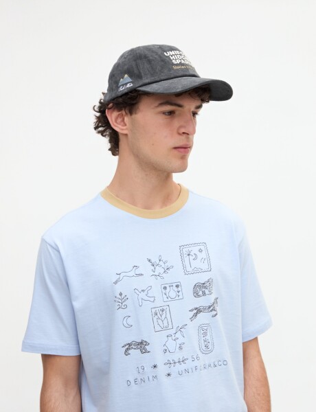 Remera Adkins Celeste