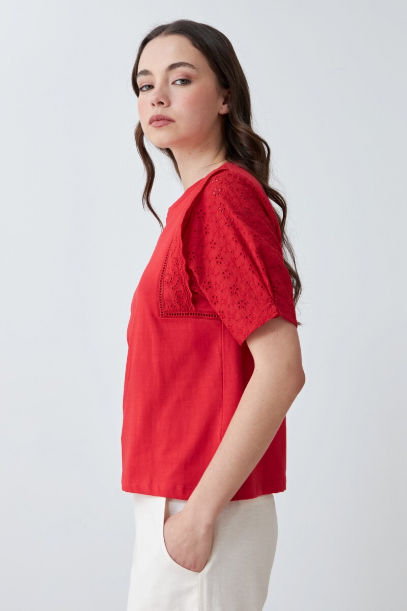 Remera con broderie rojo
