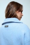 Sweater tejido con cierre celeste