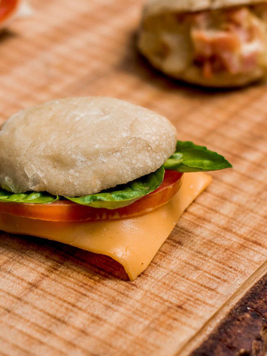 Mini pita de cheddar, tomate y albahaca Mini pita de cheddar, tomate y albahaca