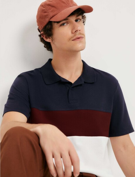 POLO EN PIQUÉ MODELO COMFORT AZUL